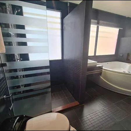 L2 Promotion, Modern Apartment In Bangla Road Patong Beach With Private Jacuzzi & Roof Top Pool Exterior photo