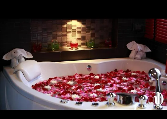 L2 Promotion, Modern Apartment In Bangla Road Patong Beach With Private Jacuzzi & Roof Top Pool